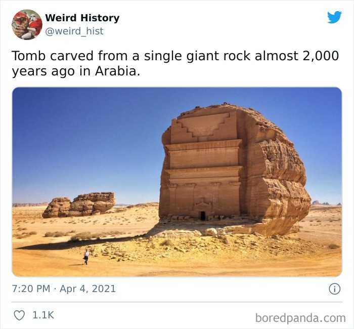 Grobowiec wykuty w pojedynczej ogromnej skale, niemal 2 tysiąсe lat temu w Arabii Saudyjskiej