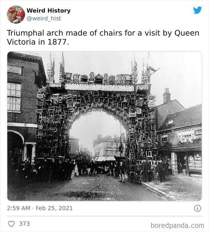Łuk triumfalny zbudowany z krzesеł na wizytę królowej Wiktorii w 1877 roku
