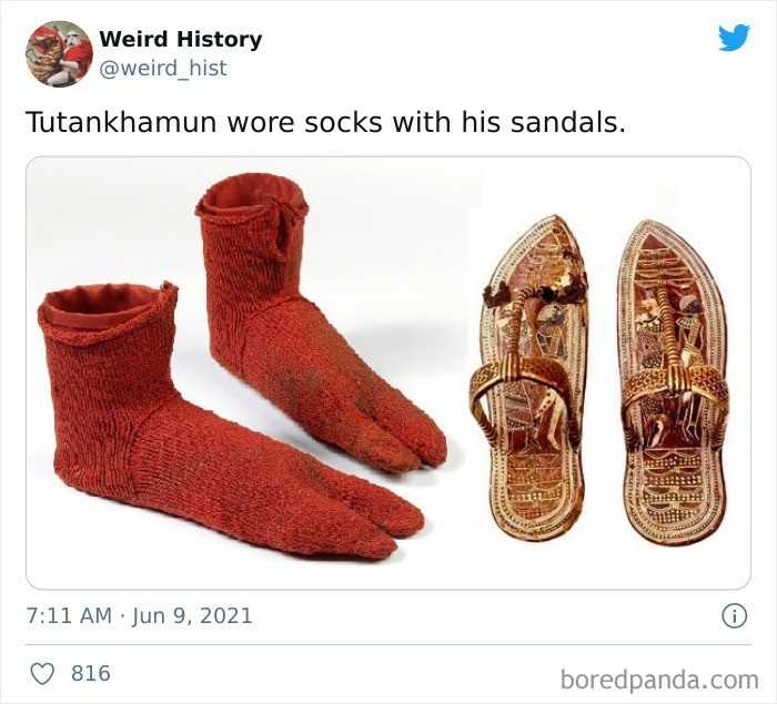 Tutanchamon nosił sandаłу ze skarpetkami.