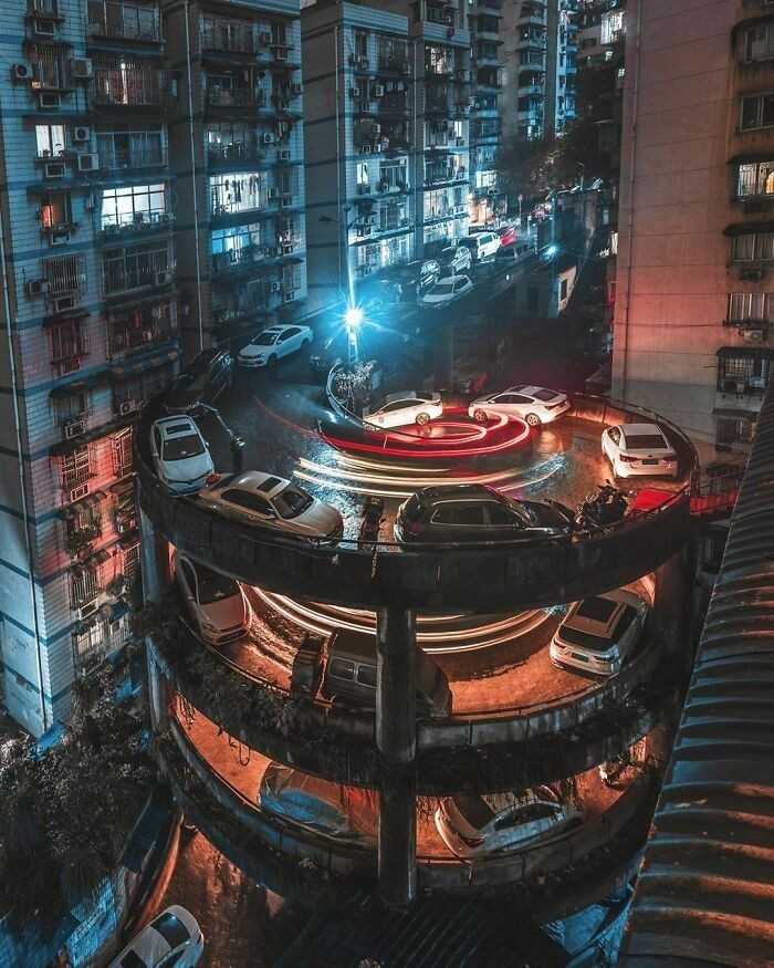 Ludzie mieszkająсy tuż przy spiralnej ulicy w Chongqing