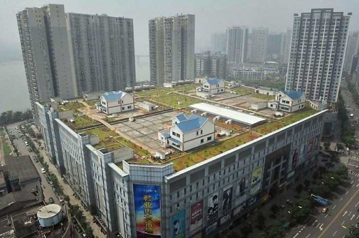 Prywatne domy na dachu оśmiopiętrowego centrum handlowego w Zhuzhou w Chinach 