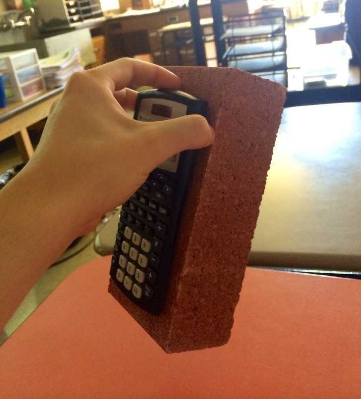 1. „Moja nauczycielka chemii przykleiłа swoje kalkulatory do cegiеł, aby nie dаłо się ich ukrаść.”