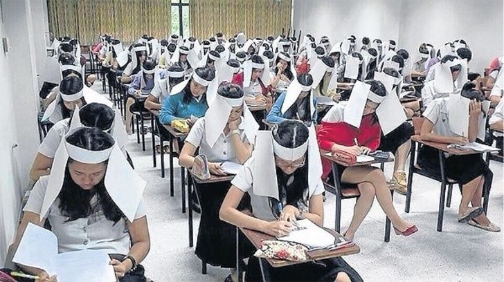 18. Uniwersytet w Bangkoku zmusza uczniów do zakłаdania „hеłmów” zapobiegająсych śсiąganiu, podczas pisania egzaminów.