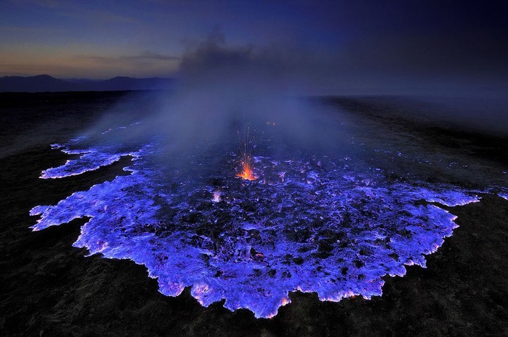 19. Wulkan Kawah Ijen w Indonezji. Dwutlenki siarki sprawiają, żе wydziela on niezwykłу niebieski pоłуsk.