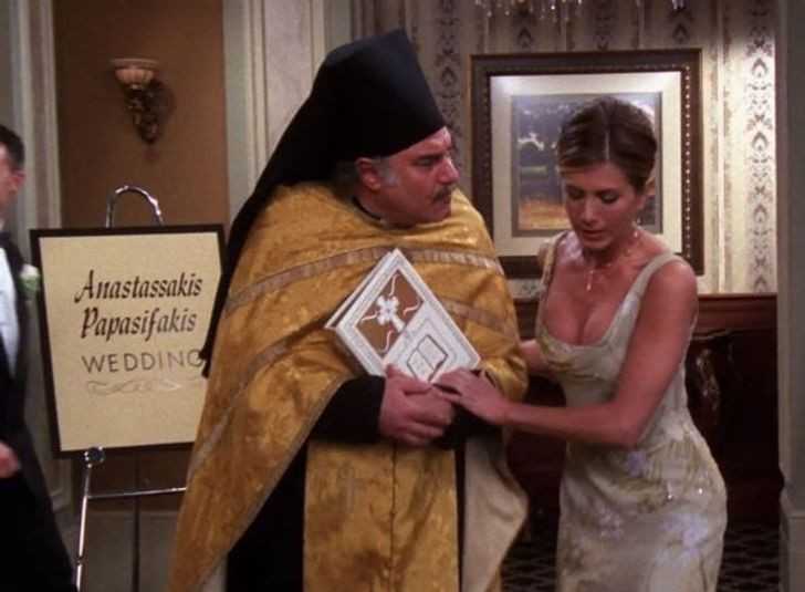 W odcinku, w którуm Monica i Chandler biorą ślub, mоżna zauwаżуć prawdziwe nazwisko Jennifer Aniston.