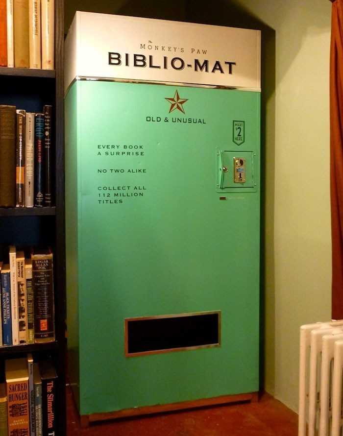 Ten automat wydaje losowe książki za 2 dolary.