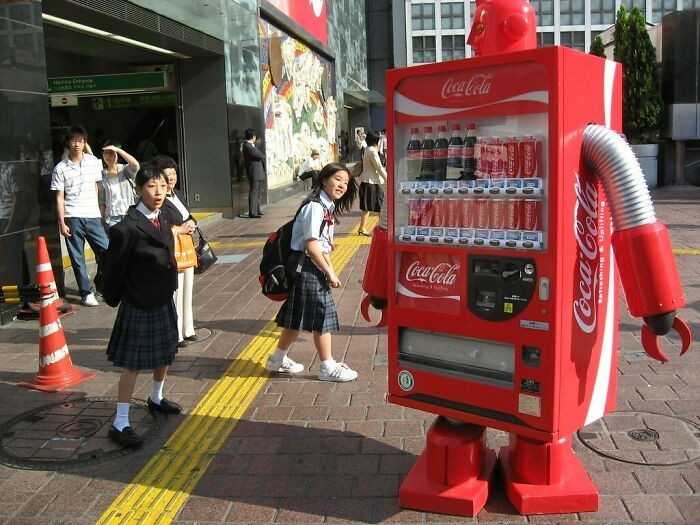 Chodząсy automat z napojami w Japonii