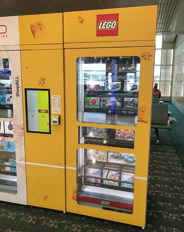 Automat z zestawami LEGO na lotnisku w Orlando