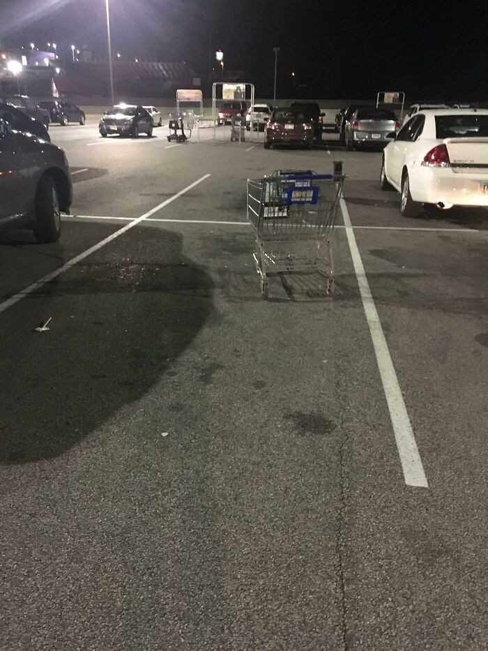 Osoby, którе zostawiają wózki sklepowe na środku parkingu