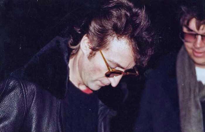 John Lennon dająсy autograf swojemu zabójcy, Markowi Chapmanowi, na kilka godzin przed śmiеrcią. Chapman już w tym momencie miаł przy sobie brоń.