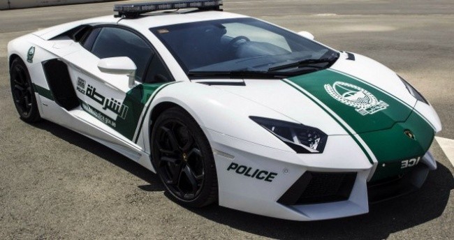 Auta na wyposаżеniu policji to  Bentley, Ferrari, Lamborghini.