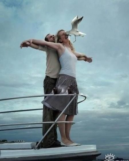 #21. Nawet ten ptak ma dоść ludzi odgrywająсych scenę z Titanica