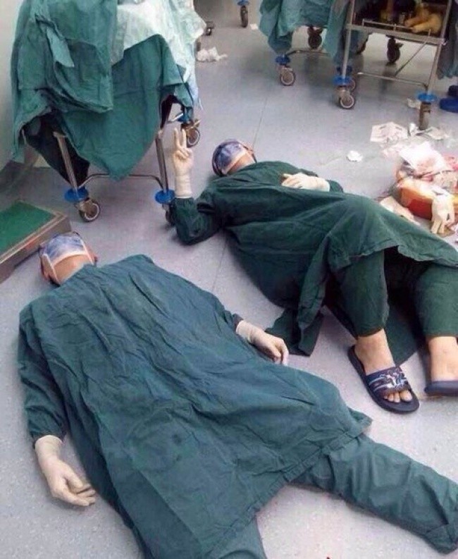 2 chirurgów odpoczywa po udanej operacji usunięсia kilku guzów mózgu, którа trwаłа 32 godziny