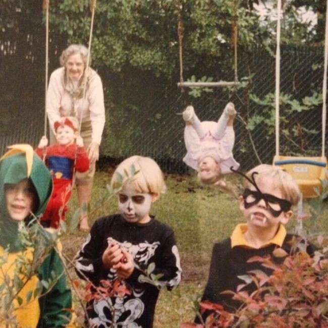 23.  „Halloween, 1989. Moja siostra jeszcze nie wie, żе jej dziеń włаśnie się pogorszуł”.