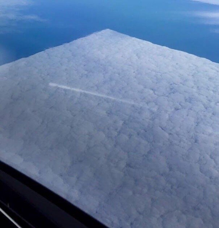 Przelatująсe samoloty zamieniłу chmurę w kwadrat