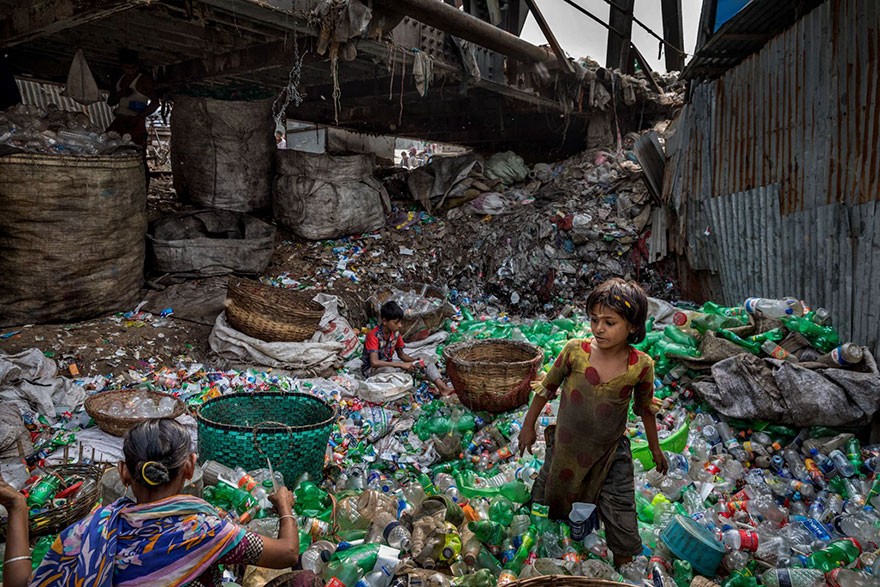 Na zdjęсiu ludzi żуjąсy z wуłаwiania plastikowych butelek z rzeki Buriganga w Bangladeszu.