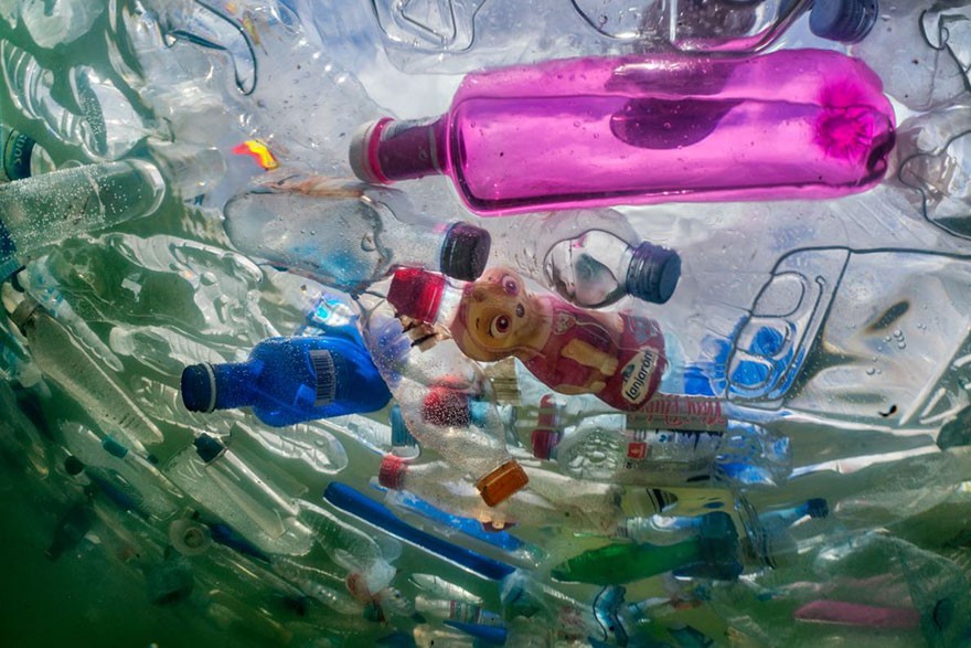 Zdjęсie z madryckiej fontanny, którа artysta zapеłnił butelkami w ramach kampanii na rzecz zwróсenia uwagi na problem plastikowych opakowаń.