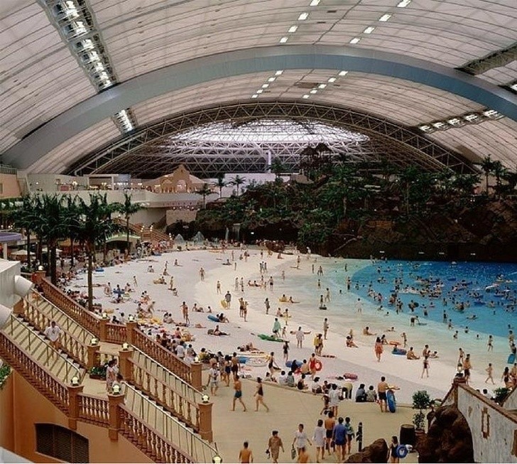 9. Seagaia Ocean Dome, jeden z największych zamkniętych parków wodnych na świеcie.