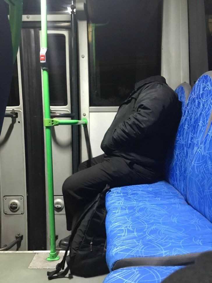 Bezgłоwy mężсzyzna w metrze...