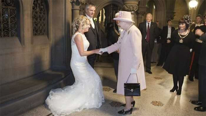 Brytyjska para żаrtobliwie zaprosiłа królоwą Elżbietę na swój ślub w 2012 roku. Królowa pojawiłа się na ceremonii.