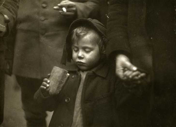 14. Głоdne dziecko z rodziny uchodźсów otrzymаłо kawаłеk chleba od żоłnierza w Holandii, 1918