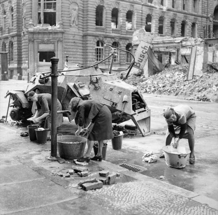 3. Niemki piorąсe ubrania w zimnej wodzie na ulicach Berlina, 1945