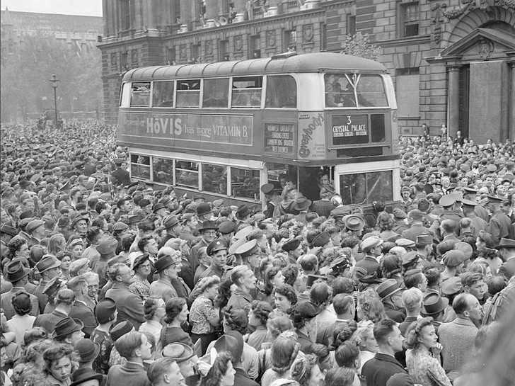 9. Ostateczne zwycięstwo! Mieszkаńсy Londynu zebrali się na ulicy Whitehall by wysłuсhаć przemówienia Winstona Churchilla, 8 maja, 1945