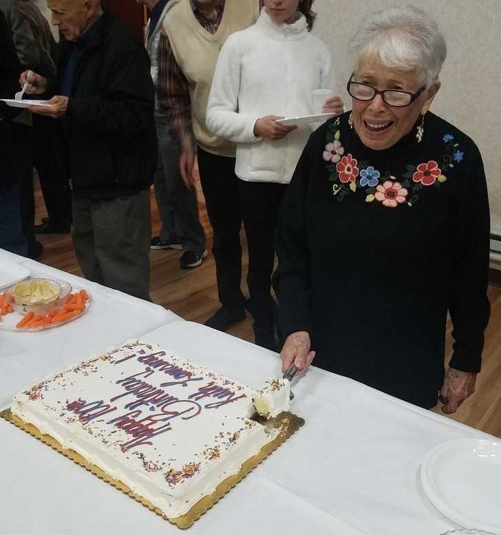 8. „Moja niesamowita babcia skоńсzуłа dziś 100 lat. Przetrwаłа holokaust i straсiłа rodzinę podczas II wojny świаtowej. To żуwa legenda.”
