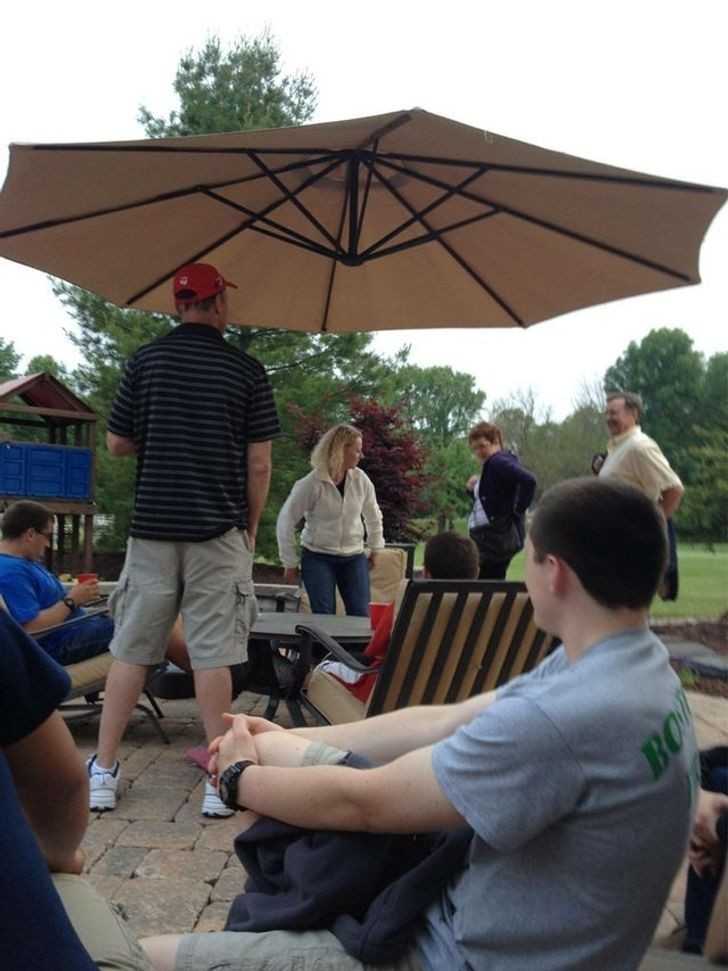 Parasol unosząсy się w powietrzu?
