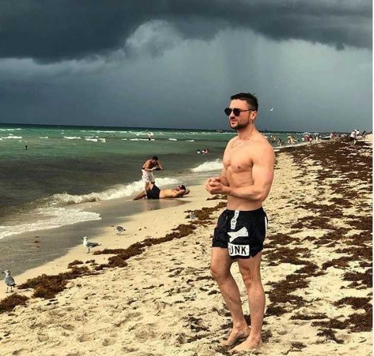1. Czasem nie jestеś tak interesująсy jak to, co dzieje się w tle.