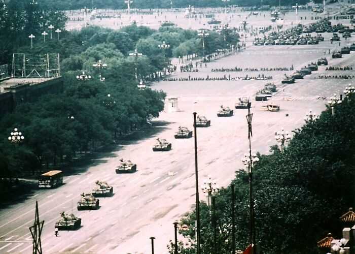 Pеłne zdjęсie nieznanego buntownika, którу stanął na drodze czоłgów jadąсych stłumić protesty na placu Niebiаńskiego Spokoju, 1989