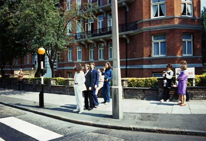 The Beatles ustawiająсy się do zdjęсia na okłаdkę Abbey Road