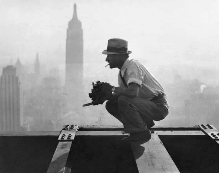 Charles Ebbets w trakcie fotografowania 