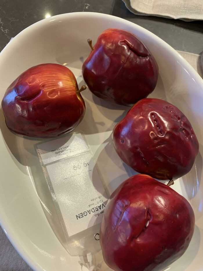 Ślady zębów na sztucznych jabłkach w Ikei