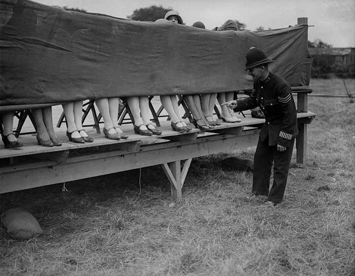 13. Poliсjant ocenia kostki uczestniczek konkursu pięknоśсi, 1930