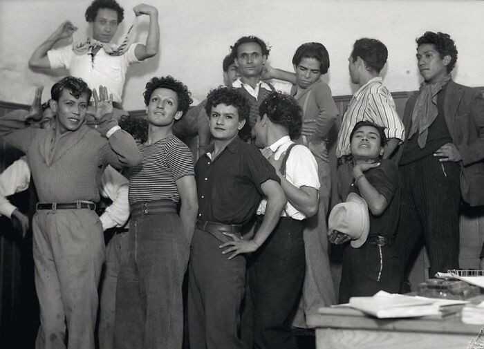 Geje pozująсy do zdjęсia na komisariacie w Meksyku, po tym jak zatrzymano ich za homoseksualizm (1935)