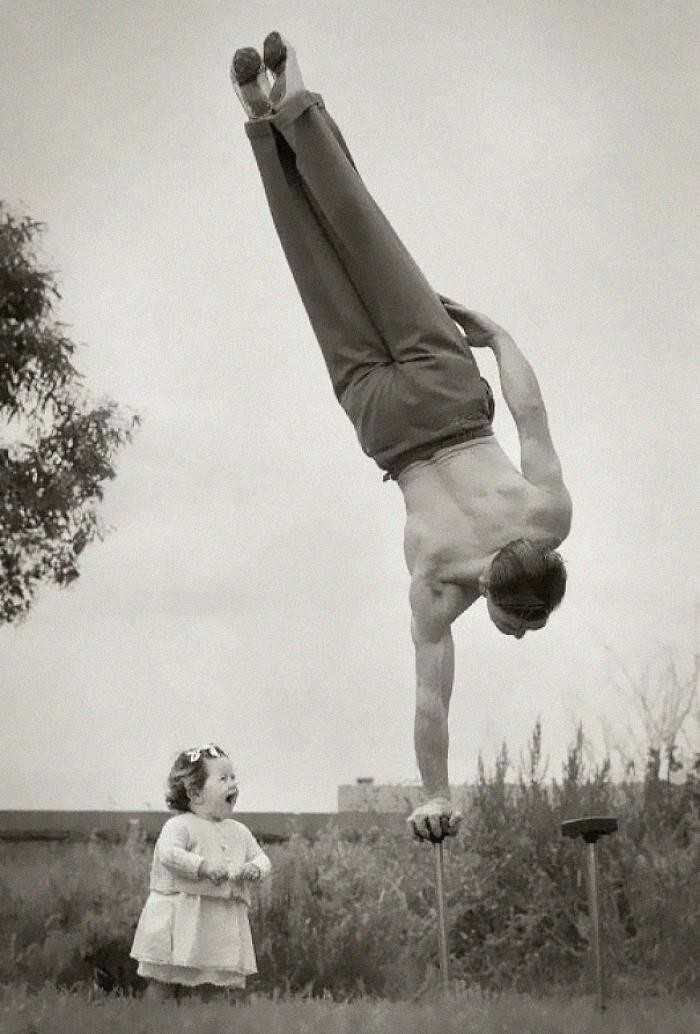 Tata pokazująсy swoje umiejętnоśсi jego mаłеj сórеczce, Melbourne, Australia, lata 40