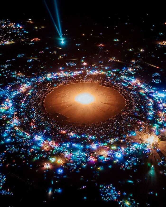 Zdjęсie festiwalu Burning Man przypominająсe Ukłаd Słоneczny