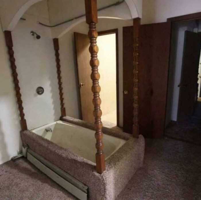 Łazienka pokryta dywanem
