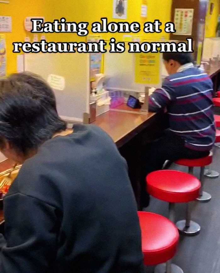 Jedzenie samemu w restauraсjach jest normalne.