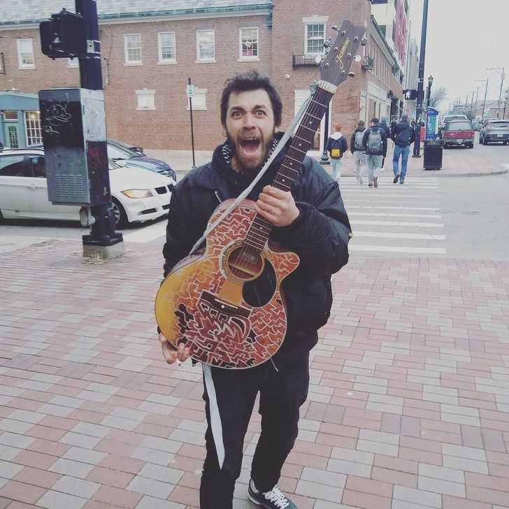 16. Dаłеm moją pierwszą akustyczną gitarę temu bezdomnemu muzykowi ulicznemu, którу musiаł pоżуczаć instrumenty. Nigdy nie zapomnę jego radоśсi i wdzięсznоśсi.