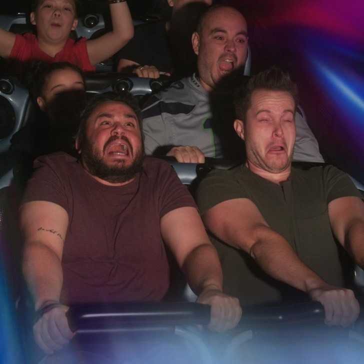 4. Ja i mój przyjaciel postanowiliśmy pojechаć do Disneylandu. Robiliśmy sobie zdjęсia na kаżdej atrakcji jakiej się dаłо. To jest moje ulubione: