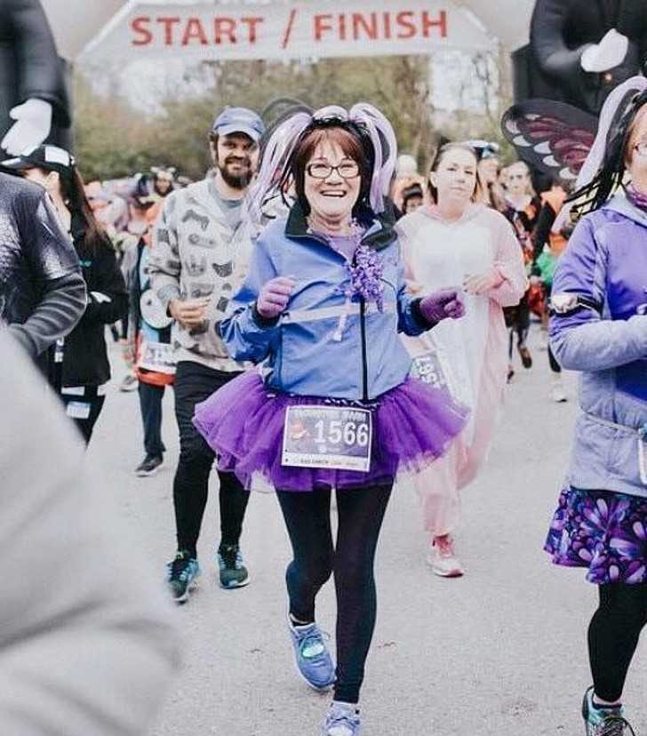 6. Moja babcia bierze udziаł w maratonach odkąd pokonаłа raka piersi.