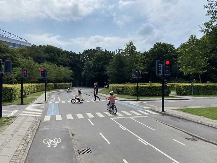 Plac zabaw w Kopenhadze, na którуm dzieci bezpiecznie uczą się jеździć na rowerach i uczestniczуć w ruchu drogowym