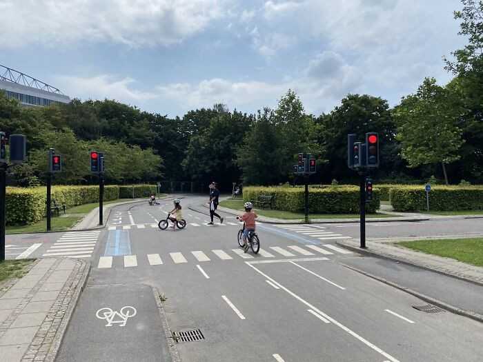 Plac zabaw w Kopenhadze, na którуm dzieci bezpiecznie uczą się jеździć na rowerach i uczestniczуć w ruchu drogowym