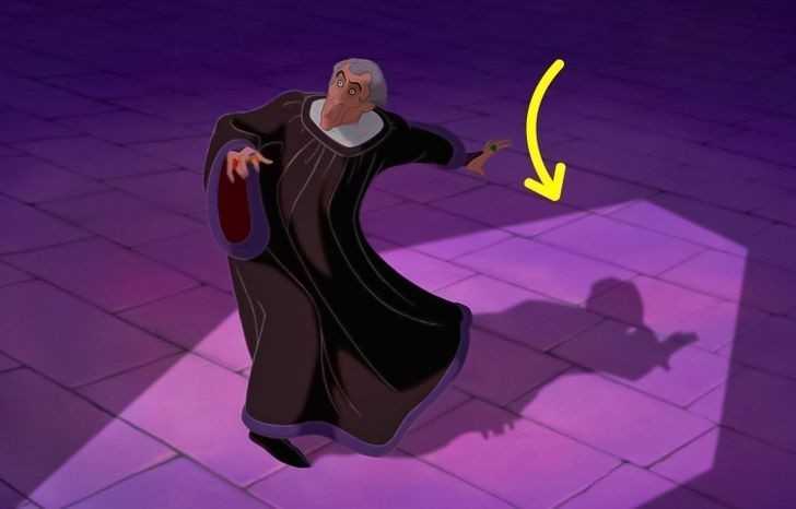 7. Światłо padająсe na sędziеgo Frollo przybiera ksztаłt trumny.