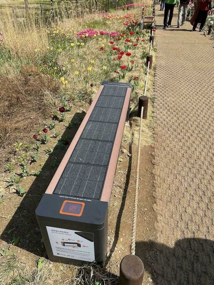 Ławki z wbudowanymi panelami słоnecznymi, a takżе portami USB i staсjami do łаdowania telefоnów