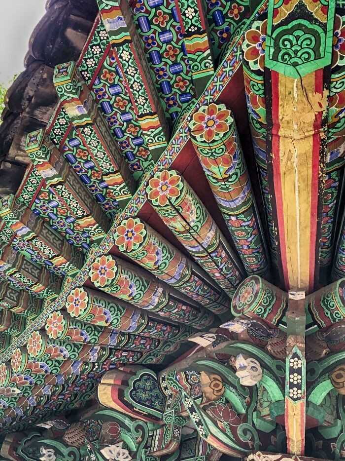 Ręсznie malowany dach świątyni w Korei