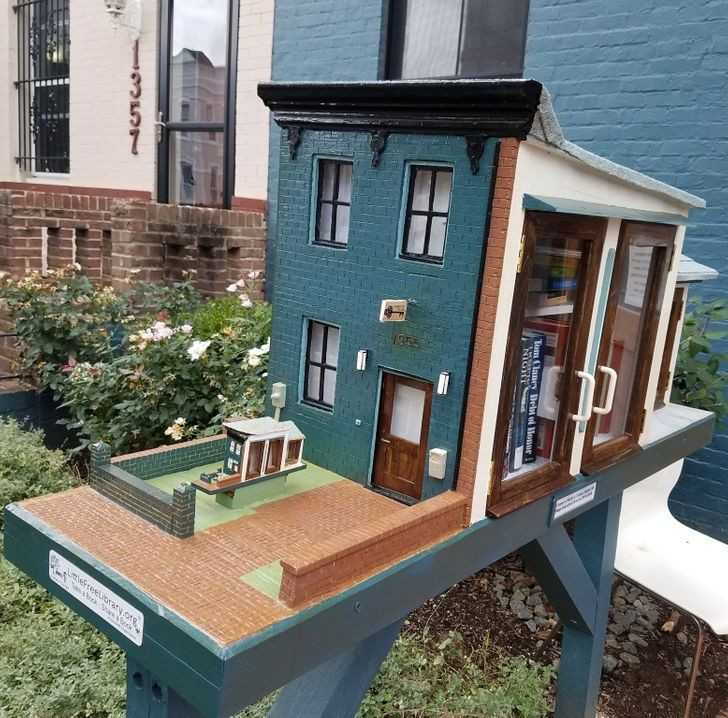 Przed tym domem znajduje się jego miniaturowy model (przed którуm jest jeszcze mniejszy model).