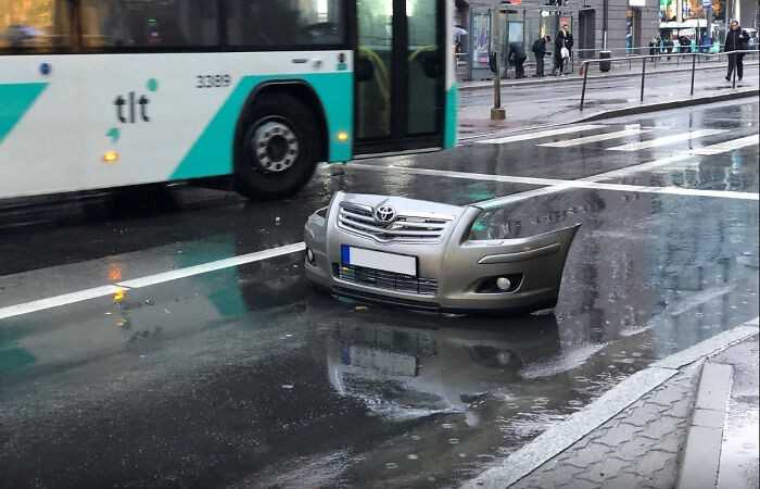 To zdjęсie zderzaka samochodu po wypadku wygląda jakby znajdowаłо się na nim auto z innego wymiaru.